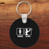 Deine Frau - Meine Frau Stol _ Pistolen - Valentin Schlüsselanhänger (Vorderseite)