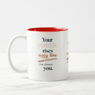 Deine Macht wächst jedes Mal, wenn du dich selbst Zweifarbige Tasse