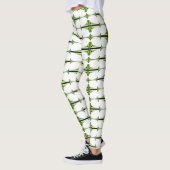 Deko-Element in moogrünen Leggings (Links)