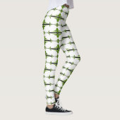 Deko-Element in moogrünen Leggings (Rechts)