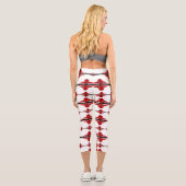 Deko-Elemente in Leggings mit tiefroten Kapiteln (Rückseite)