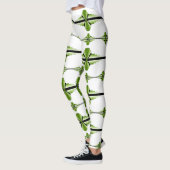 Deko-Elemente in moogrünen Leggings (Links)