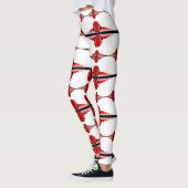 Deko-Elemente in tiefroten Leggings (Links)