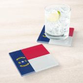 Dekor für die Flaggen des Staates North Carolina Glasuntersetzer (Schrägansicht)