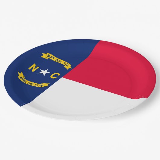 Dekor für die Flaggen des Staates North Carolina Pappteller (Schrägansicht)
