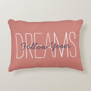 Dekor mit Motivationszitat 'Follow Your Dreams' in Dekokissen