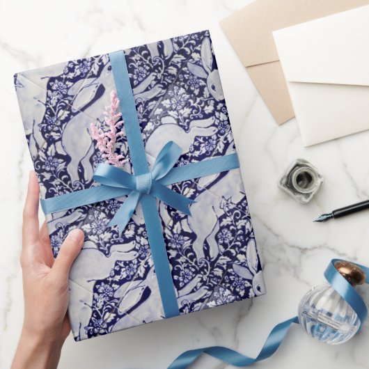 Dekoration aus weißen und blauen Kaninchen Cobalt Geschenkpapier (Schenken)