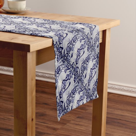 Dekoration aus weißen und blauen Kaninchen Cobalt Kurzer Tischläufer (Beispiel)