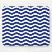 Dekoration der Wavy Navy Stripes Mousepad (Vorne)
