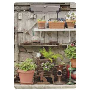 Dekorationen auf Holzzaun, Klemmbrett