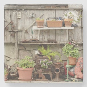 Dekorationen auf Holzzaun, Steinuntersetzer