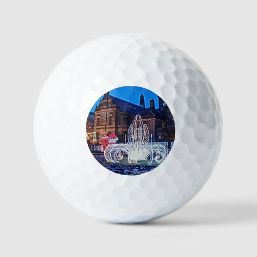 Dekorationen vor dem Rathaus Golfball (Vorderseite)