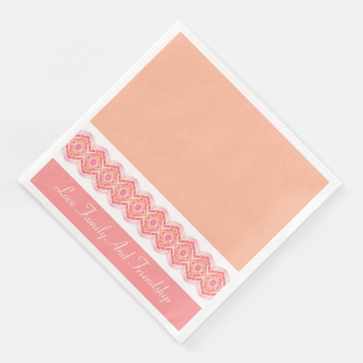 Dekorationsmuster mit Pinks und Pfirsich Serviette (Ecke)