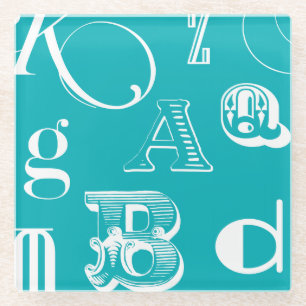 Dekorative Buchstaben auf blauem Hintergrund Glasuntersetzer
