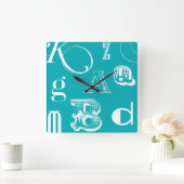 Dekorative Buchstaben auf blauem Hintergrund Quadratische Wanduhr (Zuhause)