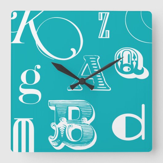 Dekorative Buchstaben auf blauem Hintergrund Quadratische Wanduhr (Vorderseite)