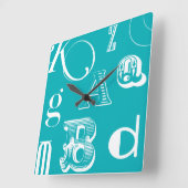 Dekorative Buchstaben auf blauem Hintergrund Quadratische Wanduhr (Winkel)