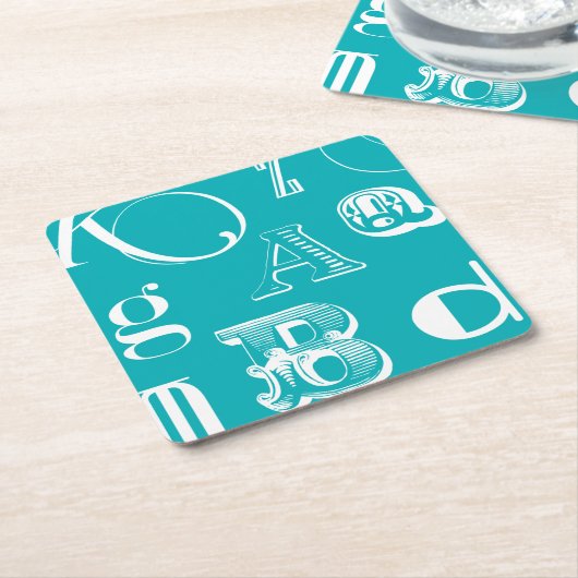 Dekorative Buchstaben auf blauem Hintergrund Rechteckiger Pappuntersetzer (angewinkelt)