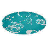 Dekorative Buchstaben auf blauem Hintergrund Schneidebrett (Ecke)