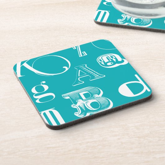 Dekorative Buchstaben auf blauem Hintergrund Untersetzer (Linke Seite)