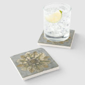 Dekorative Demaskrosette auf grauem Hintergrund Steinuntersetzer (Seitenansicht)