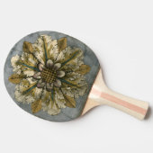 Dekorative Demaskrosette auf grauem Hintergrund Tischtennis Schläger (Seitenansicht)