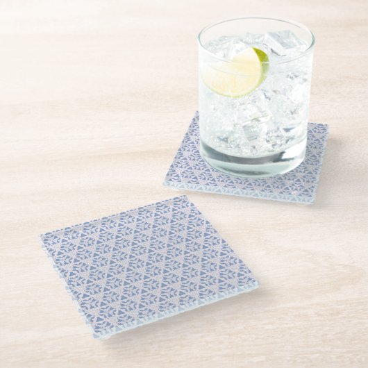 Dekorative Dreiecke Blau Weiß Glasuntersetzer (Schrägansicht)
