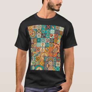 Dekorative Elemente: Vintage handgezeichnetes Must T-Shirt