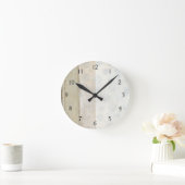 Dekorative Flächenmalerei in neutralen Farben Runde Wanduhr (Zuhause)