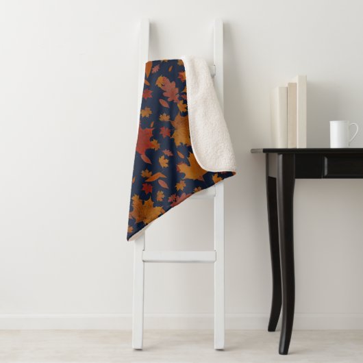 Dekorative Goldene Herbstblätter auf Custom Blue Sherpadecke (Beispiel)