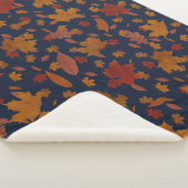 Dekorative Goldene Herbstblätter auf Custom Blue Sherpadecke (3/4)