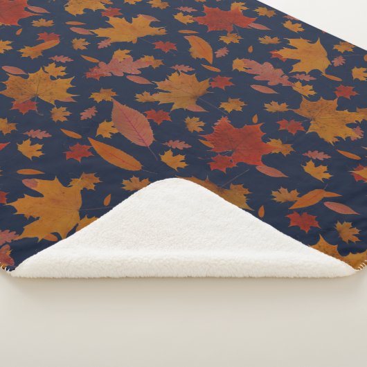 Dekorative Goldene Herbstblätter auf Custom Blue Sherpadecke (3/4)