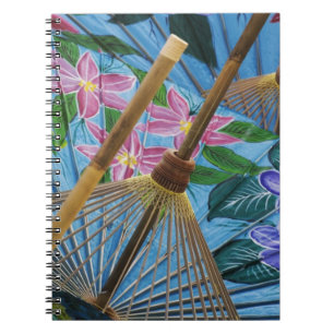 Dekorative, handbemalte Regenschirme im Dorf Notizblock