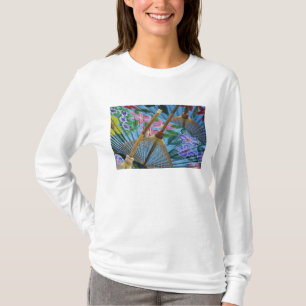 Dekorative, handbemalte Regenschirme im Dorf T-Shirt