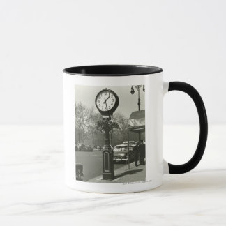 Dekorative Hintergrundleute der Straßenuhr zwei Tasse