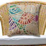Dekorative Muscheln Kissen<br><div class="desc">Fügen Sie das dekorative Kissen Ihrem Zuhause oder Strandhaus-Dekor hinzu. Es zeichnet sich durch ein originelles Mosaik am Strand aus,  das aus Glas,  Kies und Muscheln inspiriert ist. Original Mosaic © Michele Davies</div>