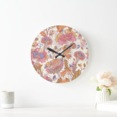 Dekorative Pfannkuchen: farbenfrohe Blumenmuster. Große Wanduhr (Zuhause)