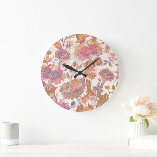 Dekorative Pfannkuchen: farbenfrohe Blumenmuster. Große Wanduhr (Zuhause)