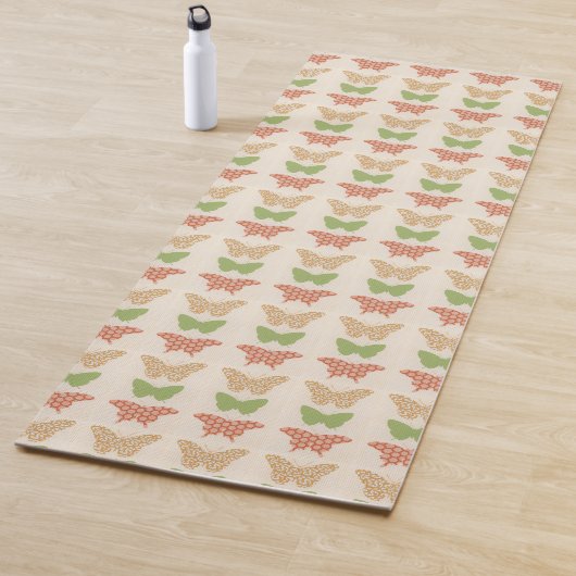 Dekorative Schmetterlingsmuster auf Cremehintergru Yogamatte (Beispiel)