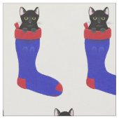 Dekorative schwarze Katze im Stoff (Nahaufnahme)