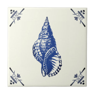 Dekorative Vintage Blaue Muschel auf Elfenbein Fliese
