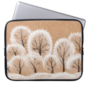 Dekorative weiße Bäume. Winterzweige. Eine Hand Laptopschutzhülle