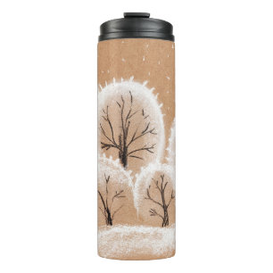 Dekorative weiße Bäume. Winterzweige. Eine Hand Thermosbecher