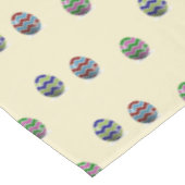 Dekorative Zickzack Ostereier auf braun Tischdecke (Schrägansicht)