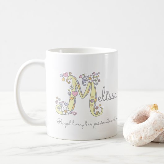 Dekorativer Name Melissa-Buchstaben M mit der Kaffeetasse (Mit Donut)