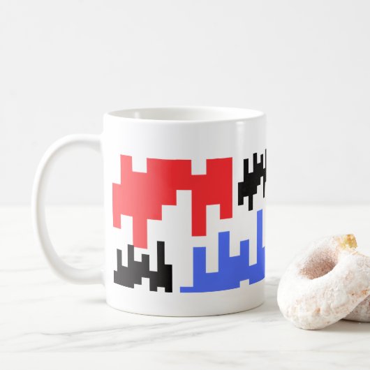 Dekorativer Pixel-Becher in Rot und Blau. Kaffeetasse (Mit Donut)