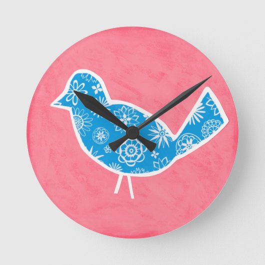 Dekorativer Vogel mit Mustern auf rosa Hintergrund Runde Wanduhr (Vorderseite)