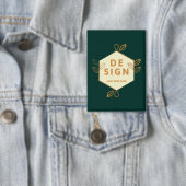 Dekoratives cremefarbenes Sechseck-Logo auf dunkle Button (Insitu)