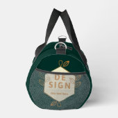 Dekoratives cremefarbenes Sechseck-Logo auf dunkle Duffle Bag (Rechts)