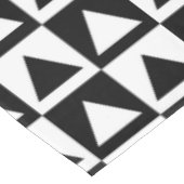 Dekoratives Design von White&Black Triangle & Scha Tischdecke (Schrägansicht)